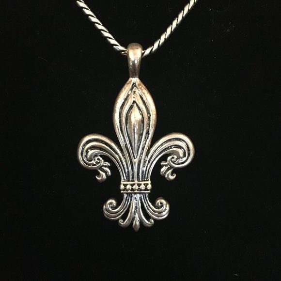 Vintage Retro Fleur de Lis Pendant and Necklace - Picture 12 of 12